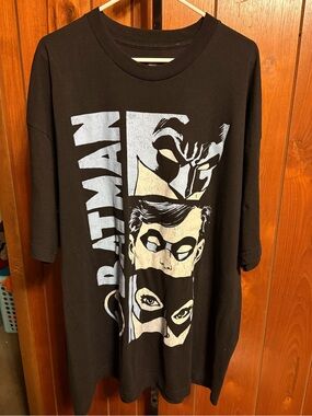 Batman Black Short-Sleeve Graphic Tee with White and Yellow Print